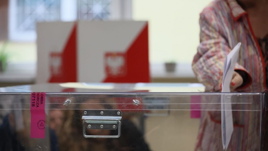 Bầu cử Ba Lan: Tỷ lệ cử tri đi bỏ phiếu cao kỷ lục trong hơn 30 năm qua